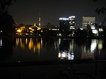 夜景が池に写る